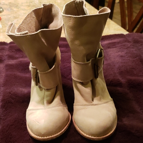 Splendid cream coloured buckle boots. Size 6. - Picture 2 of 10